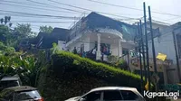 8 Potret Suasana Rumah Duka Jhonny Iskandar, Dipenuhi Pelayat - Dimakamkan Usai Salat Jumat