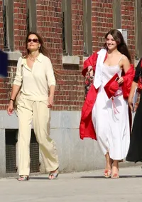 8 Potret Suri Cruise Rayakan Kelulusan SMA, Hapus Nama Belakang Ayahnya