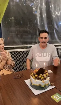 8 Potret Surprise Ulang Tahun Ayah Andhika Pratama, Pesta Sederhana Bareng Anak Cucu - Tetap Tampan Meski Sudah Jadi Kakek