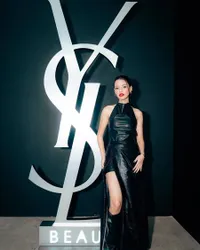 8 Potret Susan Sameh di Event YSL Beauty, Pamer Punggung Mulus - Berani dengan Lipstik Merah