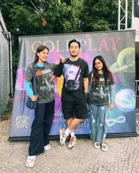 8 Potret Syahnaz Sadiqah Nonton Konser Coldplay di Jerman, Mama Amy Ikut Nyanyi Sambil Joget Terbawa Suasana