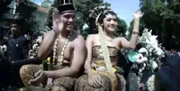 8 Potret Tampan & Cantiknya Kaesang Pangarep Serta Erina Gudono dalam Acara Kirab Menuju Pura Mangkunegaran, Masyarakat Antusias!