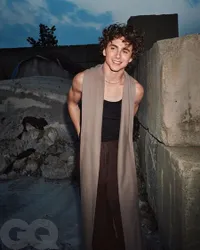 8 Potret Tampan Timothee Chalamet yang Bikin Penggemarnya Klepek-klepek, Makin Viral Berkat 'DUNE'