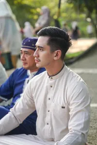 8 Potret Tampannya Verrell Bramasta saat Sholat Ied Bersama Ivan Fadilla - Ajak Venna Melinda Liburan ke Jepang