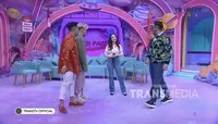 Berikan Buket Bunga dan Boneka, 8 Potret Tanggapan Aysegul Dijodohkan King Nassar Oleh Netizen -  Putus dengan Kekasih Gara-Gara Digombalin