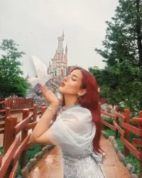 8 Potret Tasya Farasya yang Mirip Princess Saat Liburan ke Disneyland, Sampai Diminta Foto Bareng Pengunjung