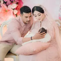 8 Potret Tasyakuran Akikah Baby Guzel Anak Margin Wieheerm dan Ali Syakieb, Digelar Meriah dengan Nuansa Serba Pink