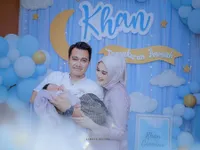 8 Potret Tasyakuran Aqiqah Baby Khan Putra Kedua Eza Gionino, Dekorasinya Cantik dan Serba Biru