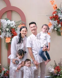 8 Potret Tasyakuran Rumah Baru Eza Gionino, Penuh Tawa Bahagia - Bangunan Megah dan Mewah
