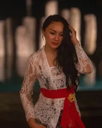 8 Potret Tata Cahyani Kenakan Kebaya Bali, Bikin Pangling