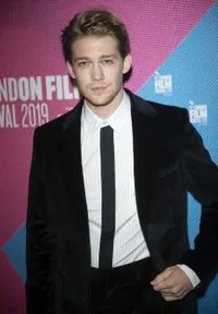 Gara-Gara Konser The Eras Tour, 8 Potret Joe Alwyn dan Taylor Swift yang Kembali Dibahas
