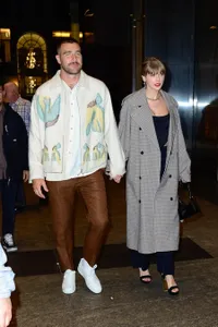 8 Potret Taylor Swift dan Travis Kelce Pamer Lagi Gandengan Tangan Bak Remaja Kasmaran!