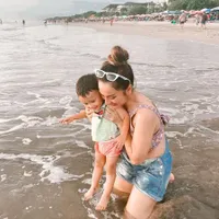 8 Potret Tengku Dewi Putri - Andrew Andika Liburan di Bali, Seru Main di Pantai Bareng Anak