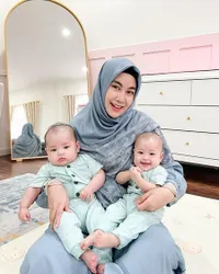 8 Potret Terbaru Alma dan Alsha Anak Kembar Anisa Rahma yang Makin Lucu, Belajar Duduk Gemesin Banget Bak Boneka Hidup