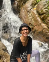 8 Potret Terbaru Aming Saat Liburan, Santai Nikmati Dinginnya Air Terjun Sambil Telanjang Dada - Pamer Perut Six Pack