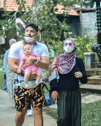 8 Potret Terbaru Ammar Zoni Saat Gendong Baby Air, Bikin Netizen Gemes Sama Papanya