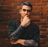 8 Potret Terbaru Axel Matthew, Anak Jeremy Thomas yang Makin Macho