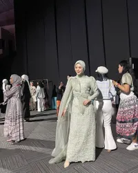 8 Potret Terbaru Ayana Moon yang Sempat Disorot karena Lepas Hijab, Bangga Kala Majalahnya Dipegang Gubernur Seoul