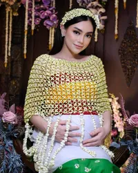 8 Potret Terbaru Celine Evangelista yang Mendadak Pamer Sedang 'Hamil', Bikin Salfok Saat Elus Perut - Aura Keibuan Terpancar