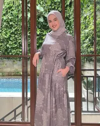 8 Potret Terbaru Cut Meyriska yang Semakin Tirus dan Langsing Usai Melahirkan Anak Kedua