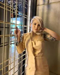8 Potret Terbaru Evelin Nada Anjani yang Makin Hot Memesona, Pamer Tato di Sekujur Tubuh - Kini Rambutnya Bondol dan Silver