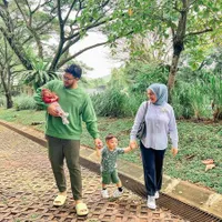 8 Potret Terbaru Gaya Ganteng Ammar Zoni Saat Momong Anak, Cocok Jadi Hot Daddy!