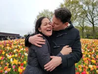 8 Potret Terbaru Gracia Indri yang Tinggal di Belanda: Bahagia Lihat Tulip Bareng Suami, Anak, & Ibu