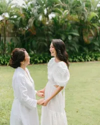 8 Potret Terbaru Ibu Raline Shah yang Cantik dan Awet Muda, Bukti Bibit Unggul!