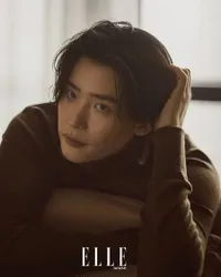 8 Potret Terbaru Lee Jong Suk di Elle Taiwan, Tampil Maskulin dan Gondrong Bak Pangeran Berkuda
