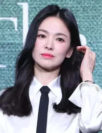 8 Potret Terbaru Song Hye Kyo, Sudah Cantik Paripurna Tapi Tetap Disebut Kelihatan Menua Oleh Netizen Korea