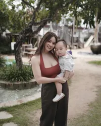 8 Potret Terbaru Stella Cornelia Istri Fendy Chow Setelah Jadi Ibu, Hot Mom Pamer Body Goals