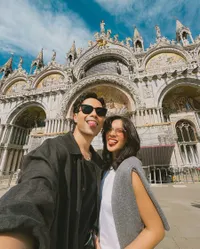8 Potret Terbaru Vidi Aldiano & Sheila Dara Liburan di Italia, Mesra Bak Lagi Bulan Madu