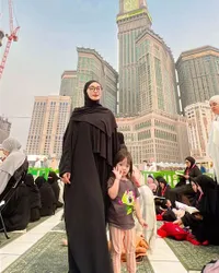8 Potret Terbaru Zaskia Gotik Kenakan Hijab, Tetap Cantik dan Stylish Meski Tanpa Make Up