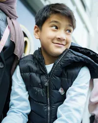 8 Potret Terkini Pesona Rafathar Anak Raffi Ahmad dan Nagita Slavina Saat di New York, Main Ice Skate Pinguin Bikin Salfok - Mirip Artis Korea Banget!