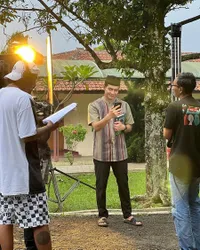 8 Potret Teuku Ryan di Lokasi Syuting Sinetron 'SALEHA', Apik Perankan Azzam - Beradu Akting dengan Harris Vriza dan Syifa Hadju