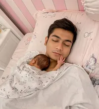 8 Potret Teuku Ryan yang Kini Pancarkan Aura Hot Daddy, Sudah Ingin Bayi Cowok Saat Anaknya Belum Genap Sebulan