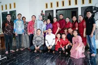 8 Potret Thisia Istri Mantan Ipar Ussy Sulistiawaty Rayakan Natal Bareng Ibunda, Akur Meski Sekarang Beda Agama