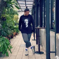 8 Potret Tika Panggabean yang Masih Betah Sendiri di Usia 51 Tahun, Tetap Berjiwa Muda - Hobi Traveling ke Alam