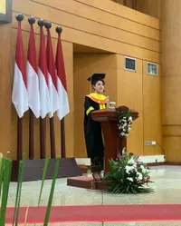 8 Potret Tina Toon Wisuda Sarjana Hukum dari Universitas Terbuka, Jadi Wisudawan Terhormat