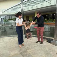 8 Potret Tissa Biani dan Dul Jaelani Momong Briella Bayi Samson, Mirip Dul Kecil