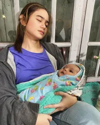 8 Potret Tissa Biani Gendong Bayi yang Lucu dan Menggemaskan, Sama-sama Imut dan Bikin Netizen Terkejut Sampai Disebut Mama Muda
