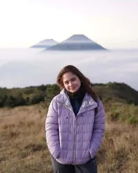 8 Potret Tissa Biani Nikmati Hobi Naik Gunung & Peringati Hari Gunung Sedunia, Cantik Gak Ada Obat