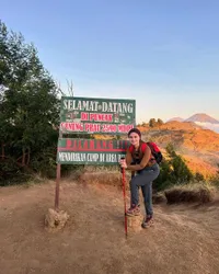 8 Potret Tissa Biani Rayakan Ulang Tahun di Puncak Gunung Prau, Meriah dengan Dekorasi Balon hingga Kue Tart - Mesra Bareng Dul Jaelani