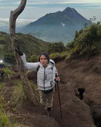 8 Potret Tissa Biani Tanam Pohon di Merbabu, Mendaki Gunung Sambil Jaga Alam