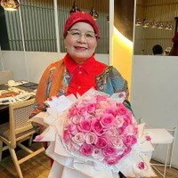 8 Potret Titi Kamal Rayakan Ulang Tahun Ibunda Tercinta, Makan Malam Bersama Sahabat dan Keluarga - Ingin Selalu Memeluk dan Mencium Mama