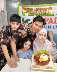 8 Potret Ulang Tahun Fairuz A Rafiq, Dirayakan di Rumah dengan Dekorasi Ala Warung Pecel Lele - Kue Tart-nya Berbentuk Lalapan