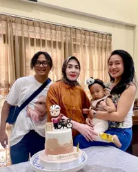 8 Potret Ulang Tahun Ibunda Dea Ananda yang ke-61 Tahun, Masih Tetap Cantik dan Langsing Meski Sudah Jadi Nenek - Sampai Disebut Atlet Sepeda