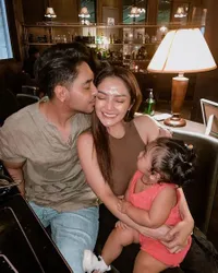 8 Potret Ulang Tahun Krisjiana Baharudin Suami Berondong Siti Badriah, Dinner Bertiga - Dapat Banyak Hadiah 