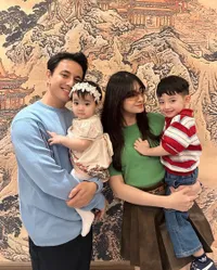 8 Potret Ulang Tahun Pierce Anak Billy Davidson, Dirayakan Sederhana - Bikin Salfok Sekeluarga Visual Semua