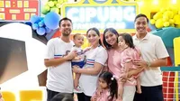 8 Potret Ulang Tahun Rayyanza yang Dirayakan Meriah di Rumah, Full Dekorasi Bola dan Dihadiri Keluarga Besar - Rafathar Kepergok Colek-Colek Kue Tart Adiknya
